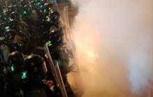 Hồng Kông: Cảnh sát trấn áp, để nhóm đeo mặt nạ đánh người biểu tình