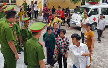 Hàng chục bị hại náo loạn sân tòa án sau khi cựu giáo viên bị tuyên án