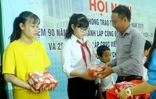 BÌNH DƯƠNG: Tặng 56 suất học bổng cho con đoàn viên