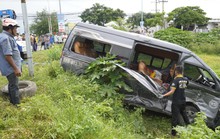 Sau tiếng động, tá hỏa thấy xe Limousine nằm dưới hố, xe khách lao sát nhà dân
