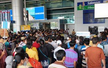 Nữ Việt kiều báo bị mất hàng trăm triệu đồng sau khi ôm người thân