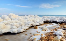 Giải mã tuyết ấm bí ẩn của Biển Chết
