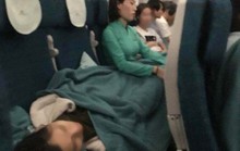 Tiếp viên chia sẻ về giây phút ngồi ôm nữ hành khách bị ngất trên máy bay