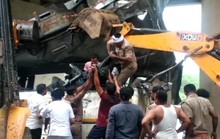 Tài xế buồn ngủ, xe buýt lao khỏi cao tốc rơi xuống kênh