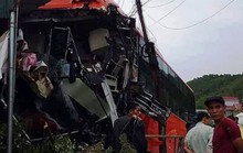 Xe giường nằm phóng nhanh tông sập nhà dân, tài xế bị thương nặng