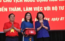 Phó Chủ tịch nước cùng Báo Người Lao Động trao 1.000 lá cờ Tổ Quốc cho ngư dân Bà Rịa - Vũng Tàu