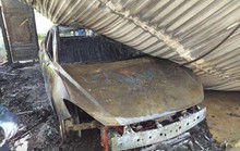Đang đậu trong gara sát nhà, xe ôtô bất ngờ cháy dữ dội