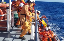 Tàu cá bị chìm ở vùng biển Hoàng Sa, 6 thuyền viên hoảng loạn trên thúng chai