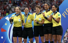 Tổ trọng tài nữ bắt Siêu cúp châu Âu, UEFA nhận gạch đá
