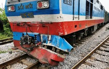 Xe tải chết máy giữa đường sắt, bị tàu hỏa tông bay xuống ruộng