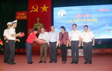 Cùng Phó Chủ tịch nước trao 1.000 lá cờ Tổ quốc để ngư dân Khánh Hòa bám biển