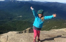 Bé gái 4 tuổi chinh phục kỷ lục leo núi