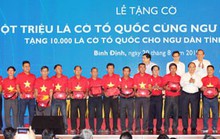 Thủ tướng trao cờ Tổ quốc cho ngư dân Bình Định