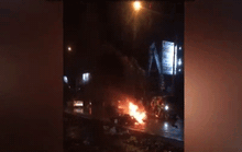 [VIDEO] Xe máy bốc cháy ngùn ngụt sau tai nạn, 2 người nhập viện
