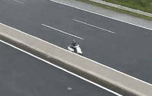 Clip: Nam thanh niên phóng xe máy ngược chiều tại làn 120 km/giờ trên cao tốc Hà Nội-Hải Phòng