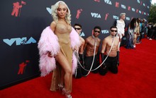 Những khoảnh khắc khó đỡ trên thảm đỏ VMAs 2019