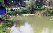 Trốn bố mẹ ra ao sau buổi nhập học, 3 em nhỏ đuối nước thương tâm