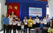LĐLĐ Quảng Nam trao học bổng cho con công nhân