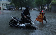 Những hình ảnh người dân Hà Nội bì bõm trên phố biến thành sông