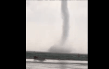 Clip: Vòi rồng xuất hiện tại biển Vũng Áng trước khi bão số 4 đổ bộ