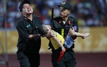 Xúc động hình ảnh cảnh sát cơ động nén đau cứu CĐV nhí ngất xỉu ở sân Thiên Trường