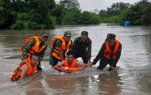 Cứu 3 người dân thoát chết khi mắc kẹt trong dòng nước lũ
