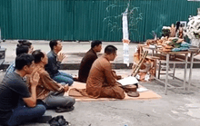 Clip: Xúc động cảnh người thân thắp hương, cầu siêu tại nơi đỗ xe đưa đón của trường Gateway