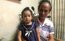 Ông bà lão bán bánh xèo nhặt cháu rơi