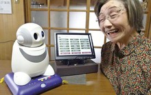 Sốt hàng robot tâm sự với người cao tuổi cô đơn
