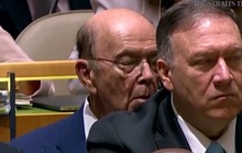 Bộ trưởng Thương mại Mỹ bị tố “ngủ gật” khi ông Trump phát biểu