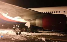 Máy bay xuất phát từ Cam Ranh cháy càng hạ cánh ở Nga, 49 người bị thương