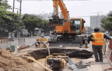 VIDEO: Đường bất ngờ sụp lún, tạo hố khổng lồ ở TP HCM