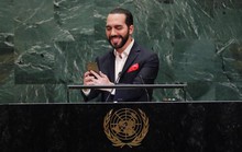 Tổng thống El Salvador xin phép chụp ảnh tự sướng trước khi phát biểu
