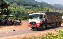 Tông vào xe tải biển số Lào, cô gái 19 tuổi đi xe máy tử vong