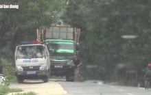 VIDEO: Tài xế xe chở quá tải cầm giấy tờ vào nhà dân trình diện?