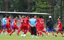 Đội tuyển Việt Nam tập luyện hào hứng, sẵn sàng bắt chết Messi Thái