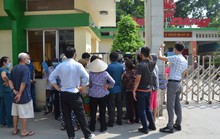 Người dân bịt khẩu trang kéo đến nhà máy Rạng Đông yêu cầu đối thoại