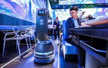 Nhà hàng lẩu đầu tiên sử dụng nhân viên phục vụ bằng robot