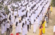 Màn nhảy cha cha cha trong ngày khai giảng của gần 1.000 cô trò gây bão mạng