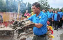 LĐLĐ TP HCM  dâng hương Đài tưởng niệm Nghĩa trang Hàng Dương