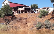 Cận cảnh sạt lở ven Sông Gianh, nhiều nhà dân nguy cơ bị hà bá nuốt chửng