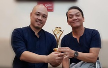 NSND Triệu Trung Kiên cùng các nghệ sĩ khoe tượng Mai Vàng ở Hà Nội
