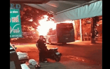 CLIP: Xe khách bốc cháy trên đường Cộng Hòa - TP HCM, giao thông tê liệt
