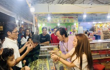 Hoài Linh và con gái nuôi bán trầm hương hội chợ hoa