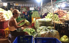 Hàng Tết dồi dào, giá dễ chịu