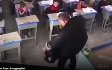 Thầy giáo bạo hành nữ sinh tới mức bạn học phải trốn xuống gầm bàn