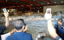 Dân thiếu thốn, cả kho hàng cứu trợ Puerto Rico để mốc meo