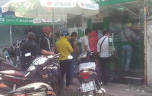 Khổ sở như rút tiền tại các cây ATM ngày cận Tết