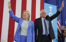 Bà Clinton làm rối nội bộ đường đua ứng viên tổng thống đảng Dân chủ