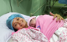 Rụng tim với 2 em bé chào đời đúng thời khắc giao thừa